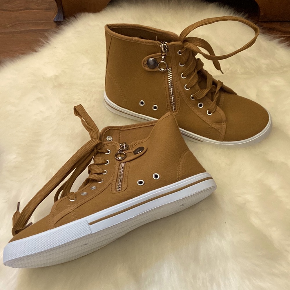 🆕 Camel star hi-top sneaker in size 8